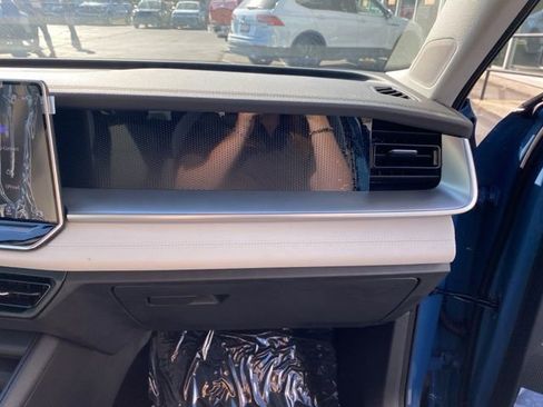 New 2025 Volkswagen Tiguan SE w/ Panoramic Sunroof Package image 48