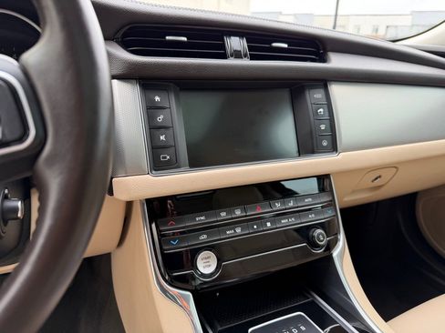 Used 2018 Jaguar XF Premium image 12