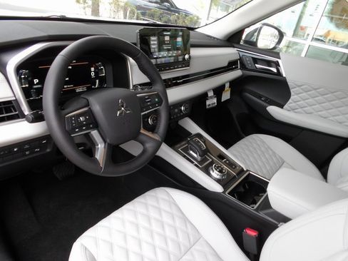 New 2025 Mitsubishi Outlander SEL image 13