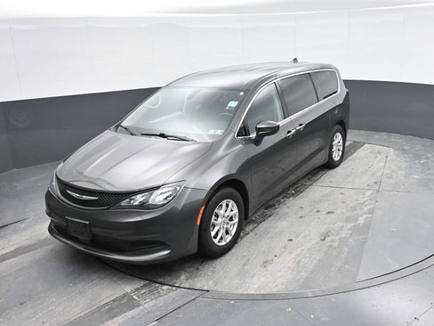 Used 2022 Chrysler Voyager LX image 32