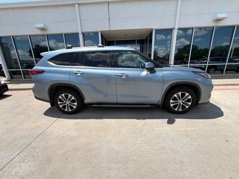 Used 2021 Toyota Highlander XLE FWD image 4