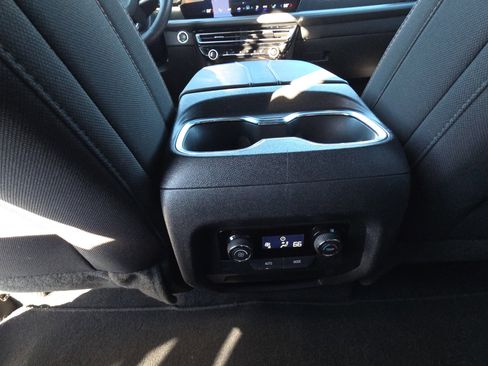 Used 2025 Chevrolet Traverse LT image 30