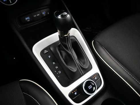 Certified 2025 Hyundai Venue Limited image 20