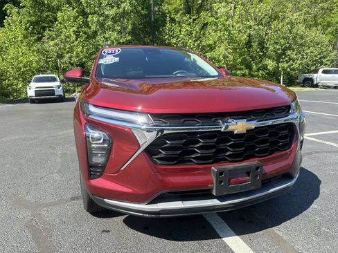 Used 2025 Chevrolet Trax LT FWD image 11