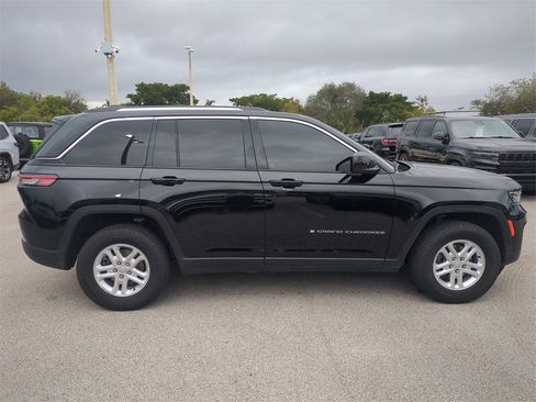 Used 2023 Jeep Grand Cherokee Laredo image 5