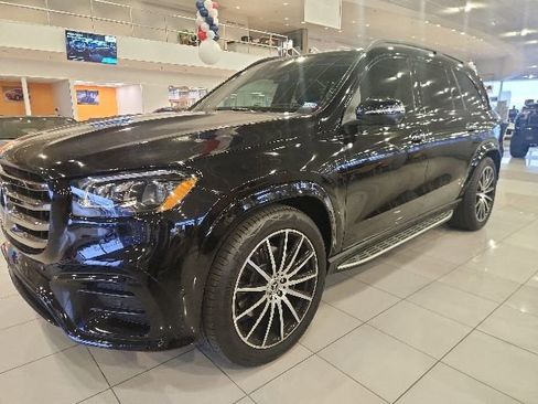 Used 2026 Mercedes-Benz GLS 580 4MATIC image 2