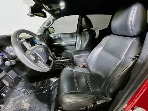 Used 2019 Toyota Tacoma TRD Off-Road AWD/4WD image 19