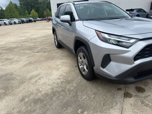 Used 2022 Toyota RAV4 XLE w/ Convenience Package FWD image 3