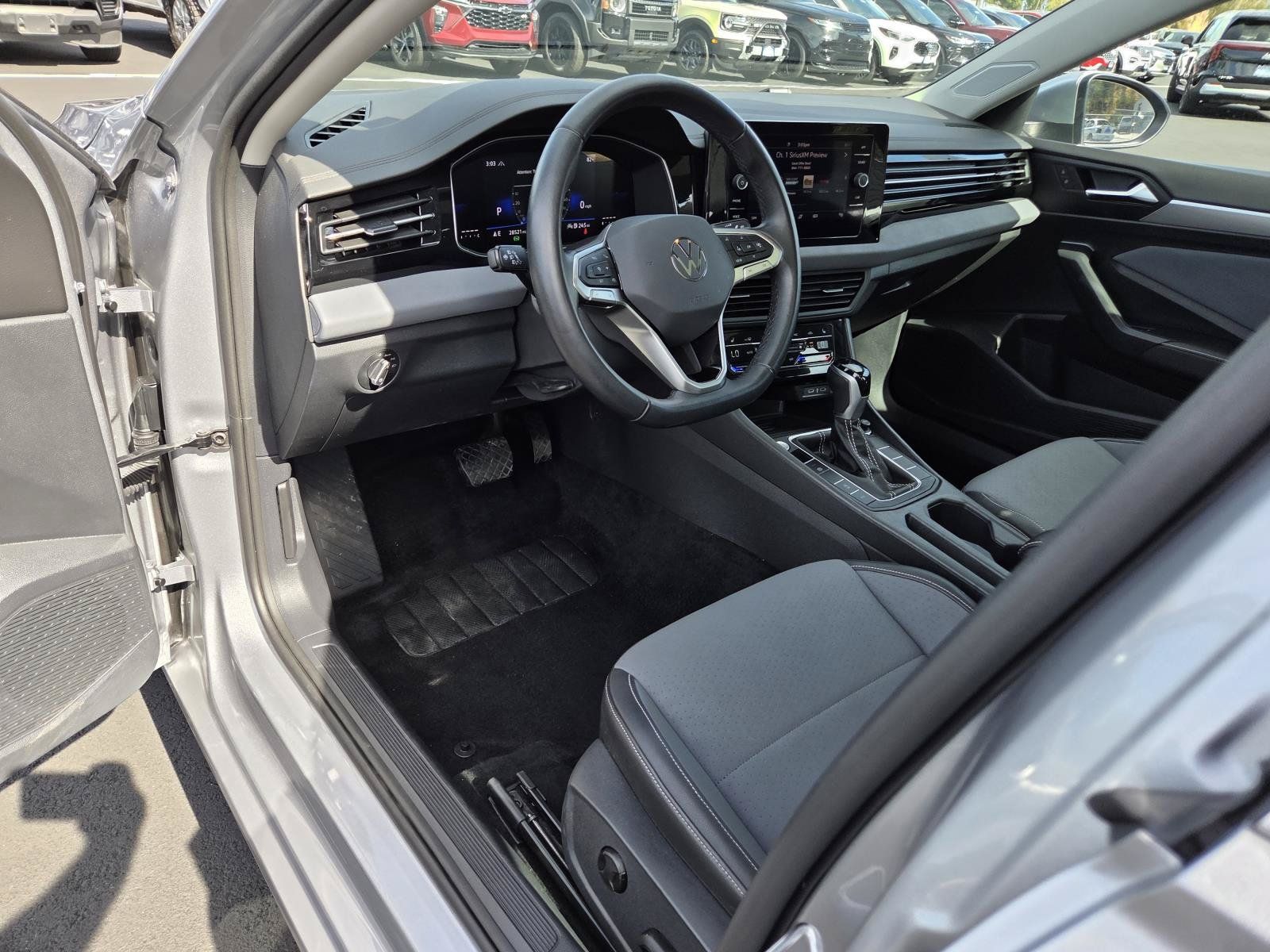 Used 2025 Volkswagen Jetta SE FWD image 11