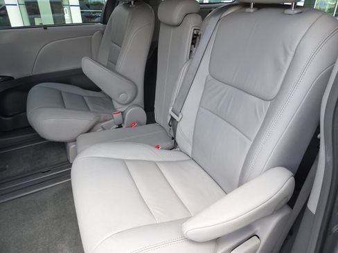 Used 2017 Toyota Sienna XLE FWD image 18