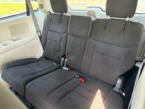 Used 2018 Dodge Grand Caravan SE FWD image 12