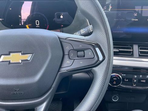 Used 2025 Chevrolet Trax LT FWD image 11