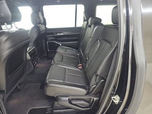 Used 2024 Jeep Wagoneer L Series II w/ Flexible Seating Group AWD/4WD image 5