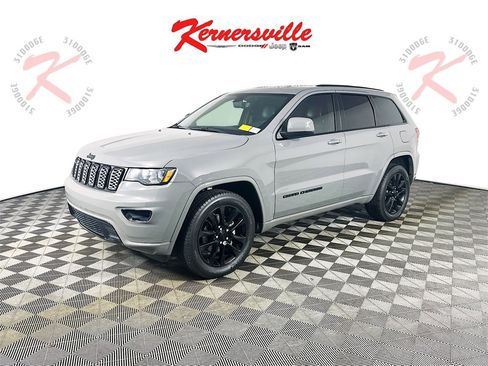 Used 2019 Jeep Grand Cherokee Altitude image 3