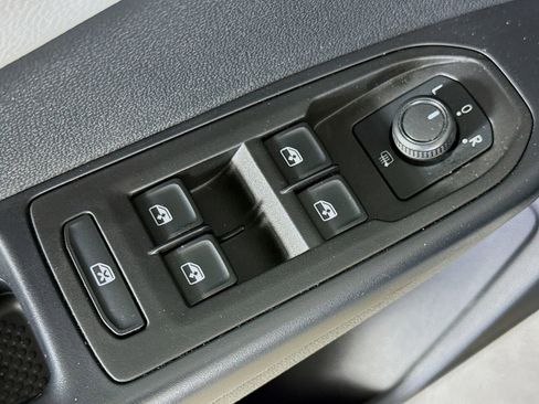 Used 2023 Volkswagen Taos SE w/ Panoramic Sunroof Package FWD image 17