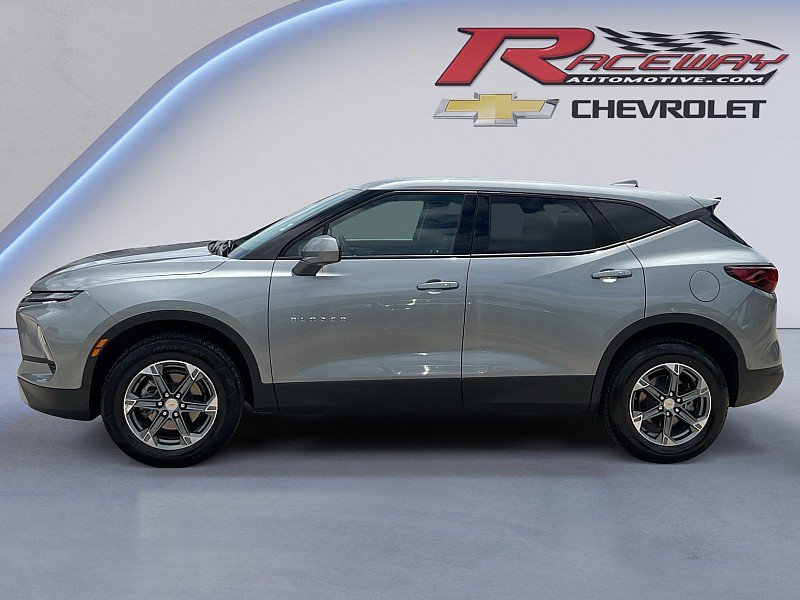 Used 2025 Chevrolet Blazer LT FWD image 2