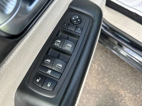 Used 2024 Chrysler Pacifica Limited FWD image 10