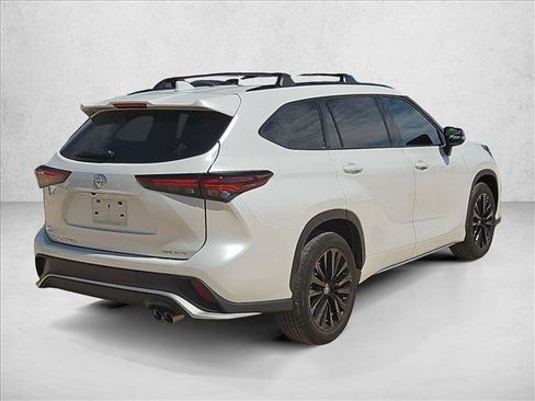 Used 2024 Toyota Highlander XSE AWD/4WD image 5