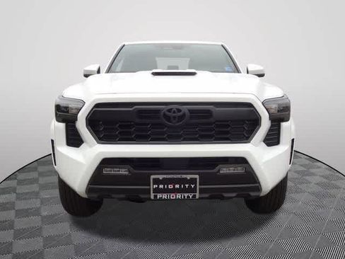 Used 2025 Toyota Tacoma TRD Sport AWD/4WD image 5