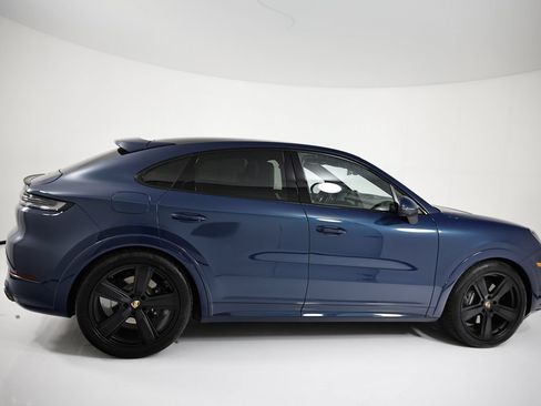 Certified 2025 Porsche Cayenne Coupe AWD/4WD image 8