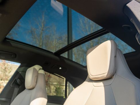 Certified 2025 Porsche Macan Electric image 18