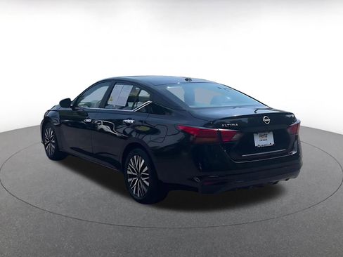 Used 2025 Nissan Altima 2.5 SV FWD image 11