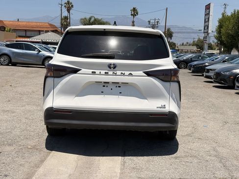 Used 2023 Toyota Sienna LE FWD image 3