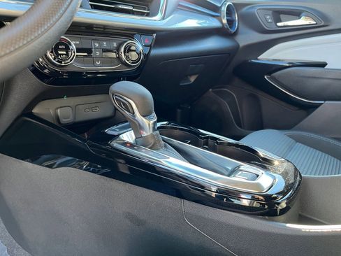 Used 2025 Chevrolet Trax LT image 40