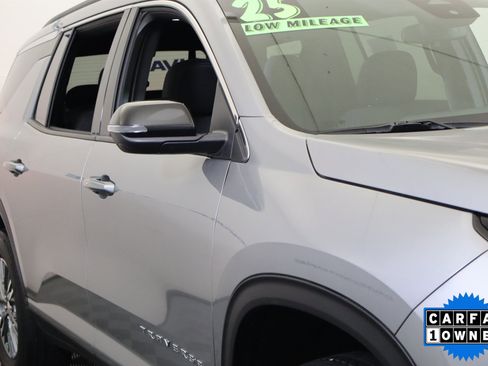 Used 2025 Chevrolet Traverse LT image 3