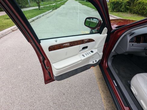 Used 1998 Lincoln Town Car Executive image 12