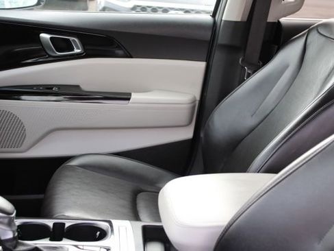 Used 2024 Kia Carnival EX image 30