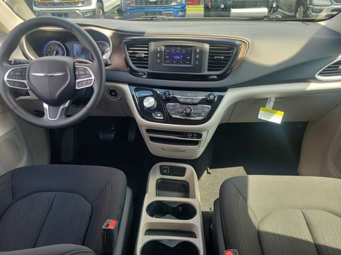 Used 2017 Chrysler Pacifica LX w/ Tire & Wheel Group FWD image 11