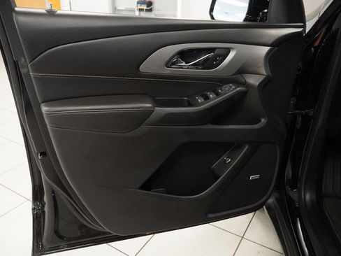 Used 2020 Chevrolet Traverse LT w/ LT Premium Package FWD image 3