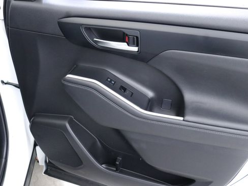 Used 2023 Toyota Highlander L image 30