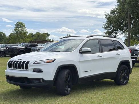 Used 2018 Jeep Cherokee Latitude w/ Altitude Package FWD image 15