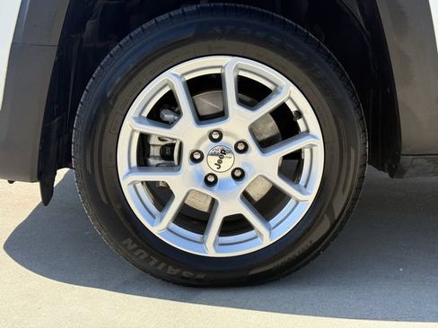 Used 2023 Jeep Renegade Latitude AWD/4WD image 11