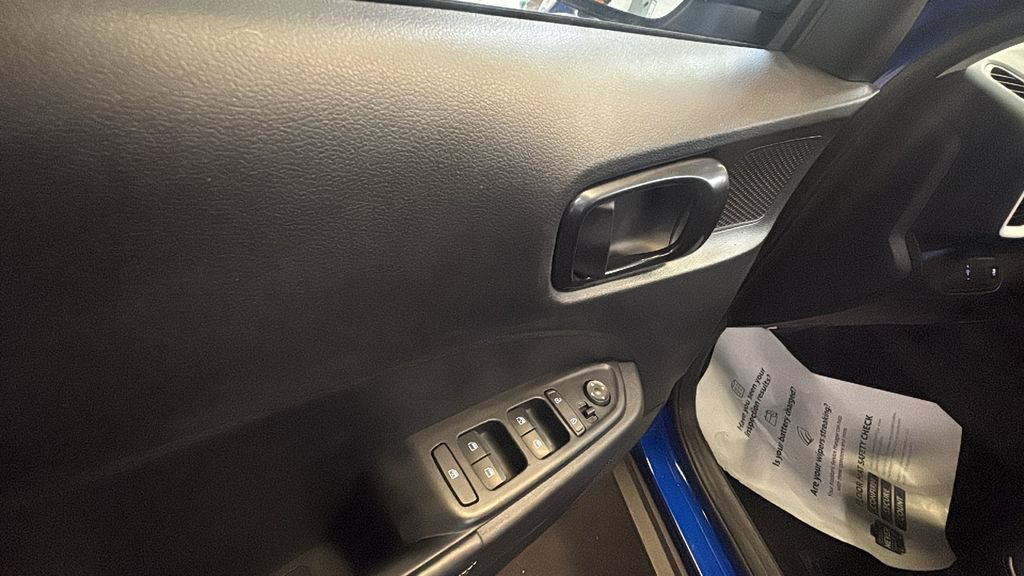 Used 2025 Hyundai Venue Limited FWD image 11