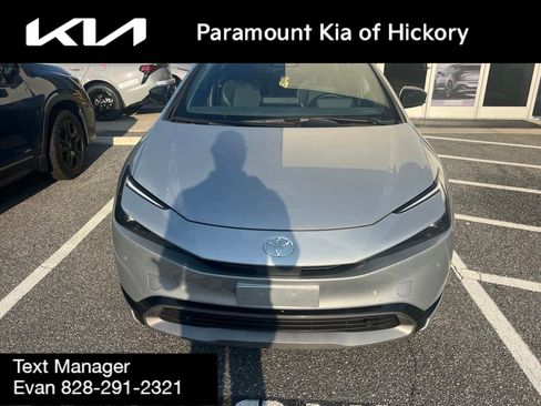 Used 2025 Toyota Prius XLE FWD image 2