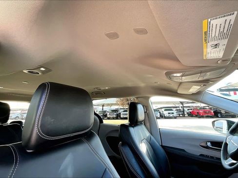 Certified 2024 Chrysler Pacifica Touring-L image 14