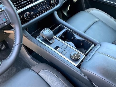 Certified 2025 Nissan Pathfinder SL w/ SL Premium Package AWD/4WD image 15