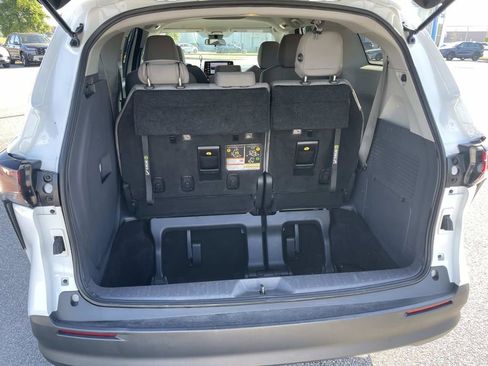 Used 2023 Toyota Sienna LE FWD image 11