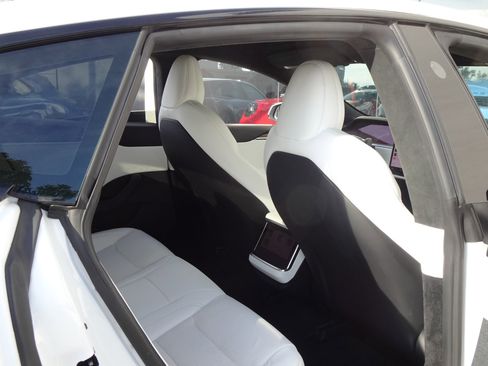 Used 2022 Tesla Model S image 17