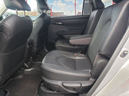 Used 2023 Toyota Highlander XLE AWD/4WD image 12