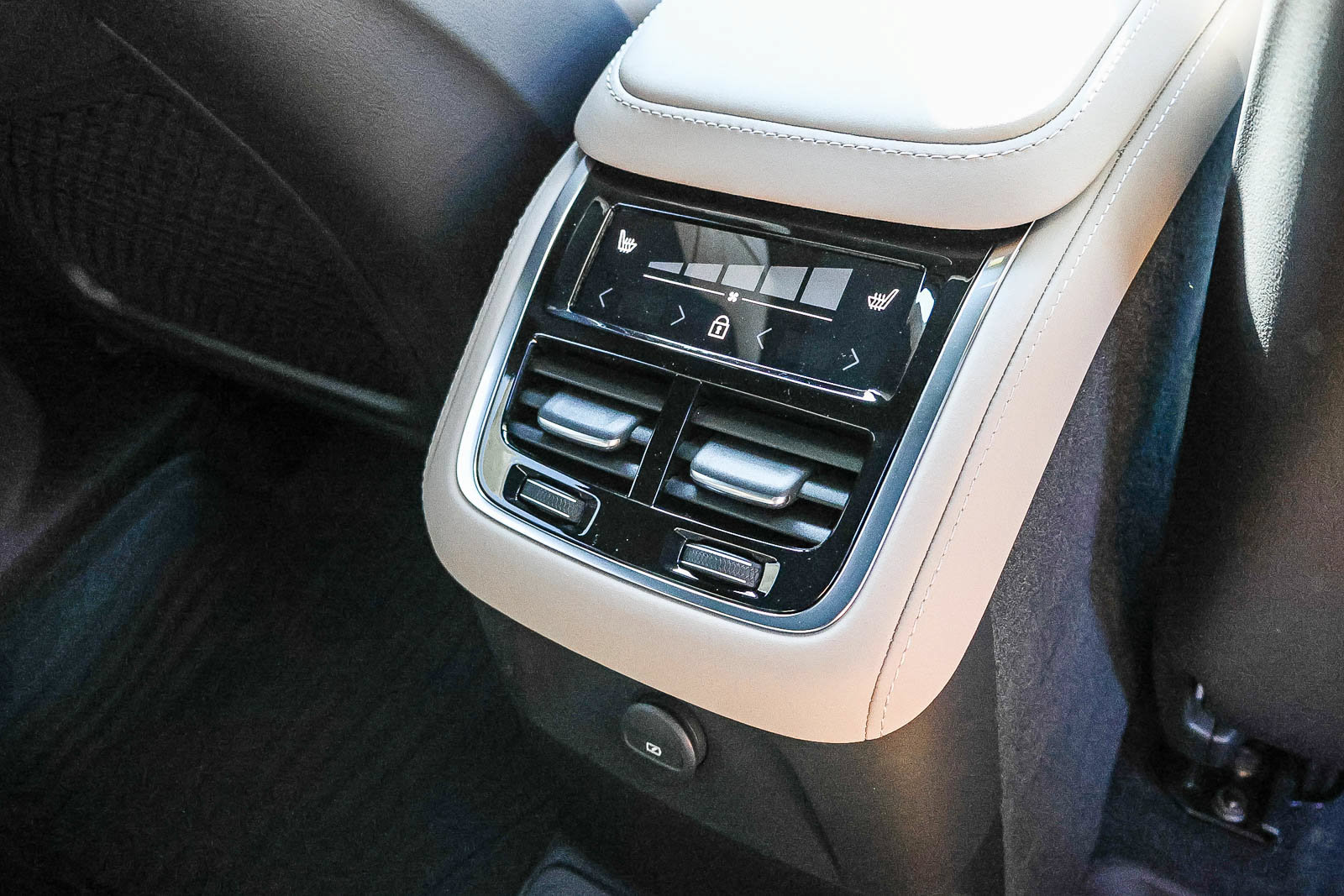 New 2026 Volvo XC90 T8 Plus w/ Protection Package Premier AWD/4WD image 21
