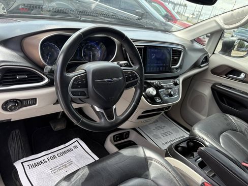 Used 2017 Chrysler Pacifica Touring-L FWD image 21