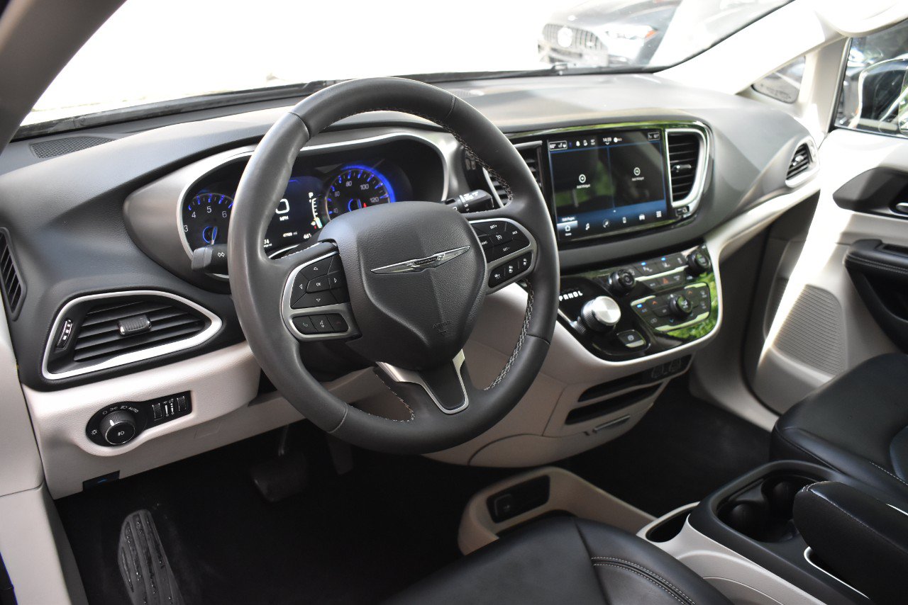 Used 2024 Chrysler Pacifica Touring-L FWD image 34