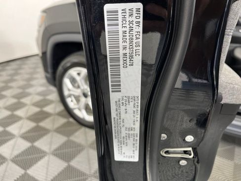Used 2025 Jeep Compass Latitude AWD/4WD image 30