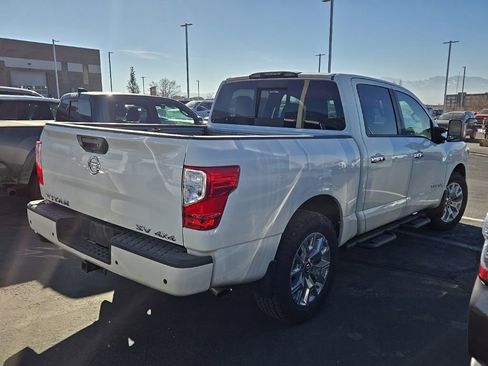 Used 2021 Nissan Titan SV w/ SV Convenience Package image 2