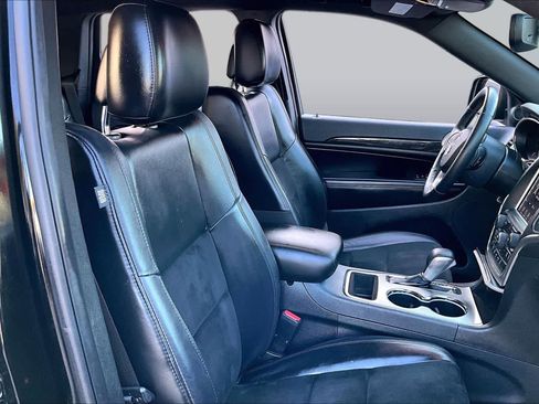 Used 2018 Jeep Grand Cherokee Altitude RWD image 9