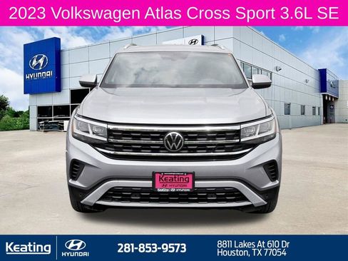 Used 2023 Volkswagen Atlas Cross Sport SE w/ Panoramic Sunroof Package FWD image 2